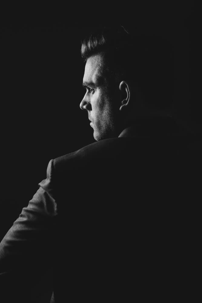 Corte masculino clássico, de perfil