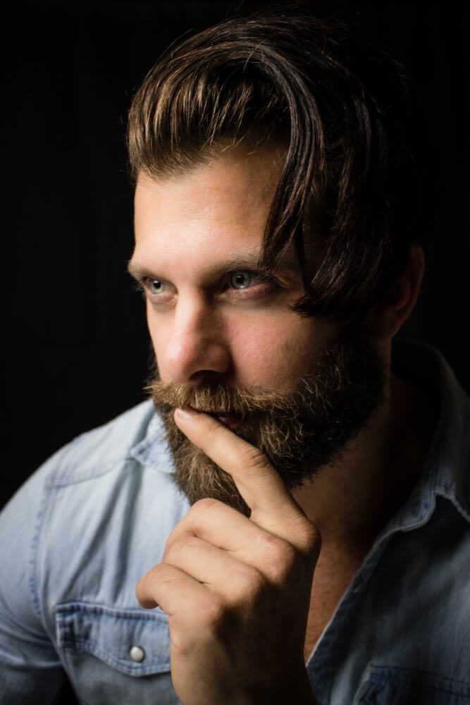 Cabelo comprido penteado para trás, com barba