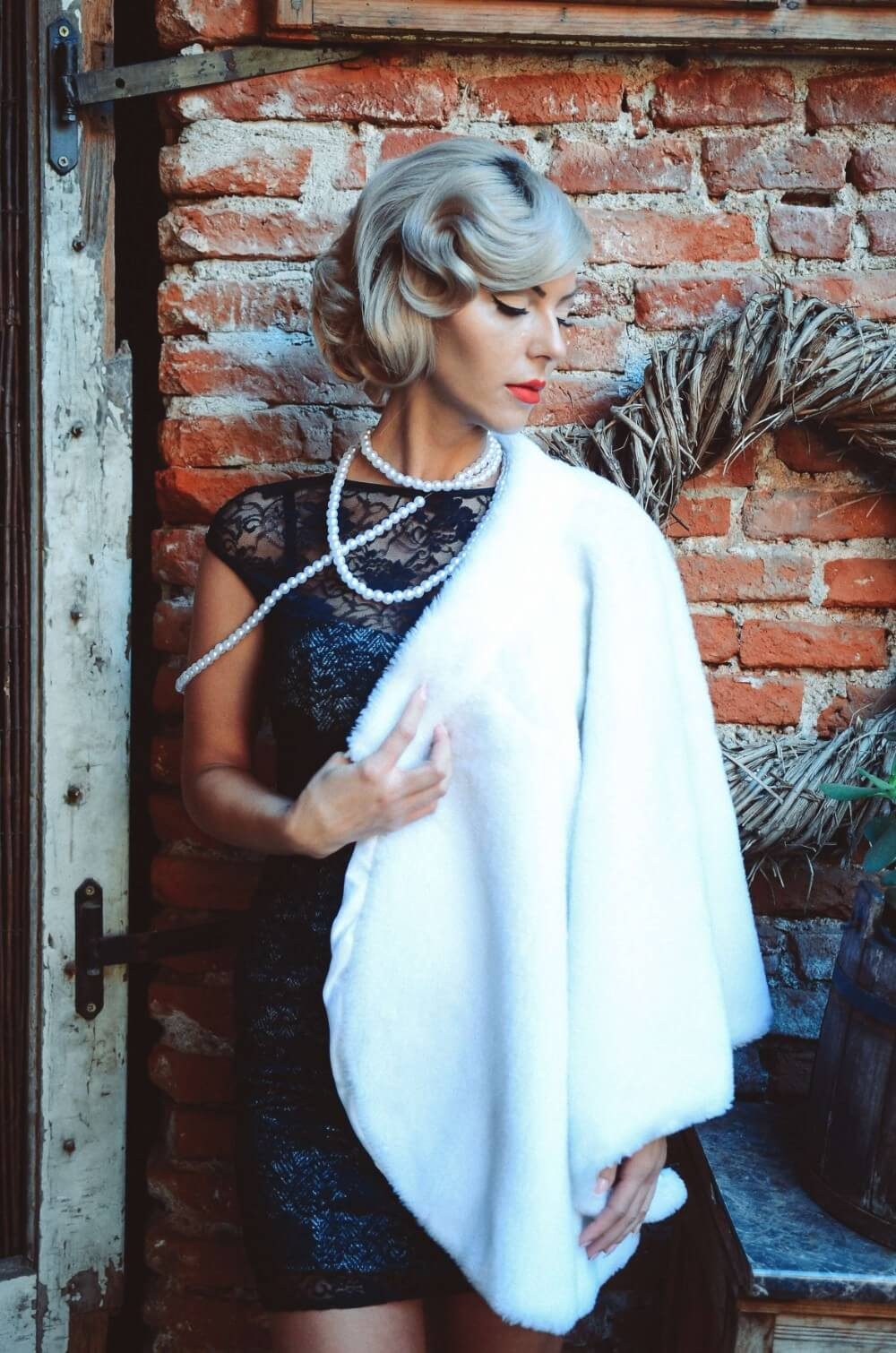 Penteado ondulado anos 20 com colar de pérolas
