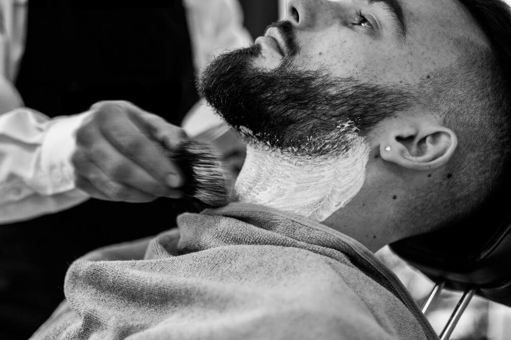 Barba a ser preparada com pincel